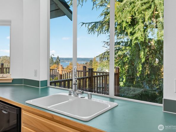 1902 Clover Place, Mukilteo WA 98275