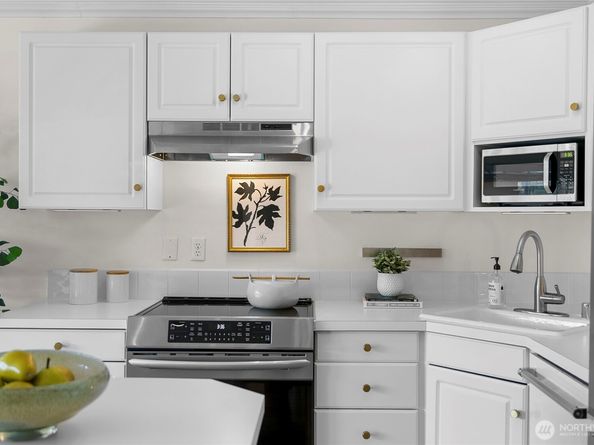 2501 Canterbury Lane E 221, Seattle WA 98112