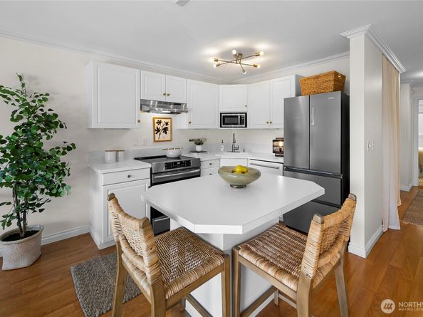 2501 Canterbury Lane E 221, Seattle WA 98112