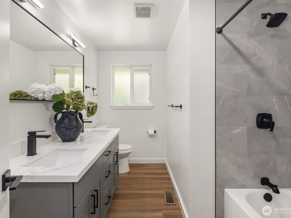 1136 N 146th Place, Shoreline WA 98133