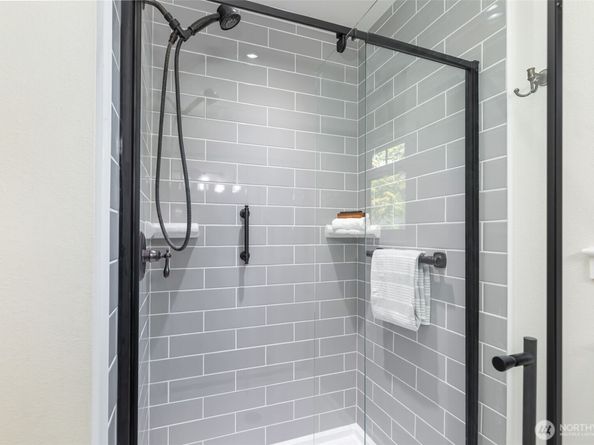 636 Janelle Place NW, Bainbridge Island WA 98110
