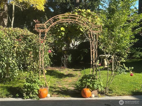 636 Janelle Place NW, Bainbridge Island WA 98110