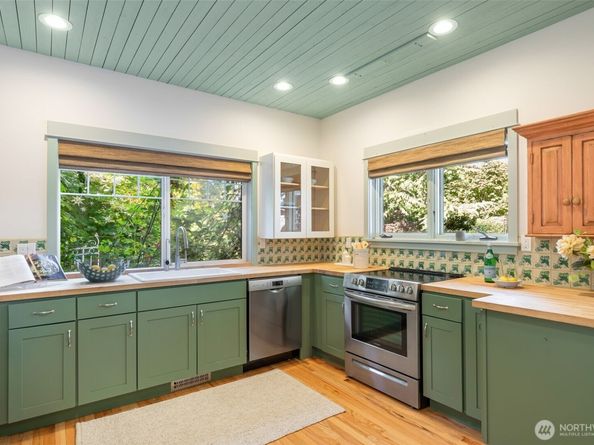 636 Janelle Place NW, Bainbridge Island WA 98110