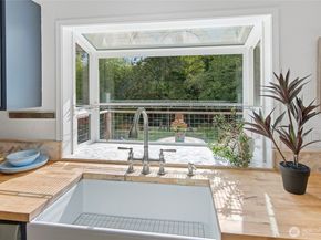 10211 NE Roberts Road, Bainbridge Island WA 98110