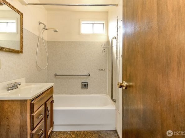 1323 SW 113th Street, Seattle WA 98146