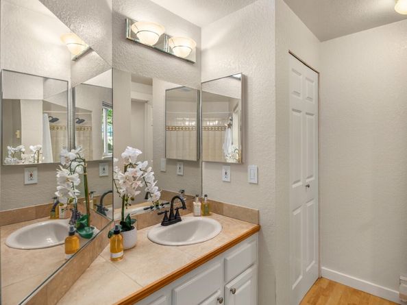 12014 98th Avenue NE 101, Kirkland WA 98034