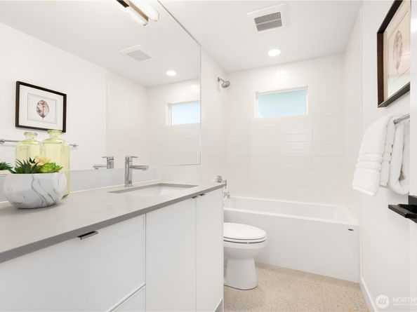 5946 39th Avenue SW, Seattle WA 98136