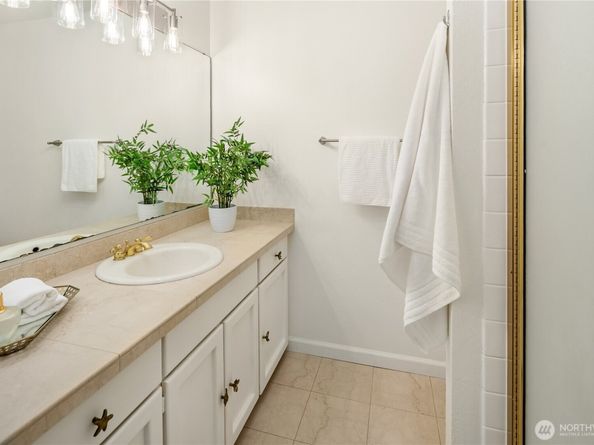 3100 125th Avenue SE 15, Bellevue WA 98005