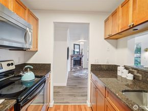 10822 NE 148th Lane J102, Bothell WA 98011