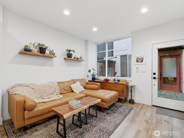 909 Hiawatha Place S C, Seattle WA 98144