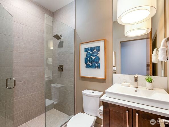 205 4th Court S 13, Kirkland WA 98033
