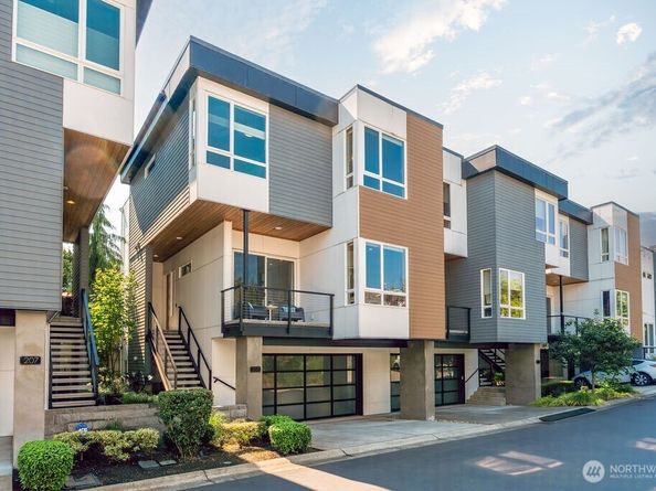 205 4th Court S 13, Kirkland WA 98033