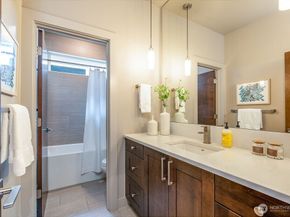 205 4th Court S 13, Kirkland WA 98033