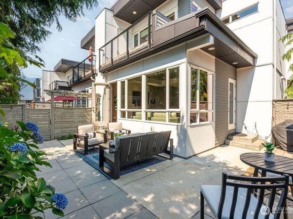 205 4th Court S 13, Kirkland WA 98033