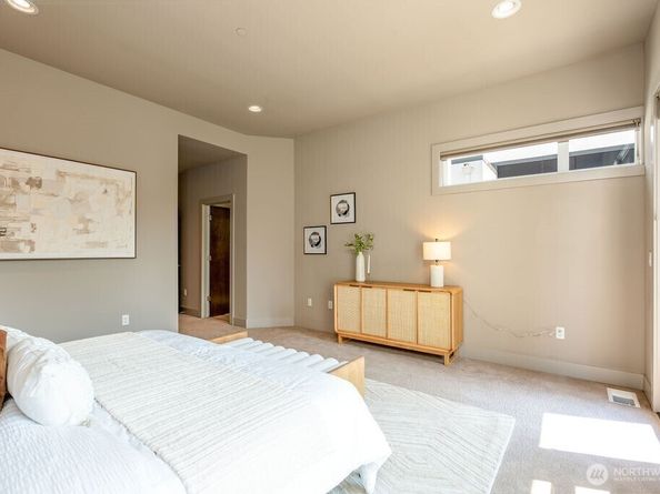 205 4th Court S 13, Kirkland WA 98033