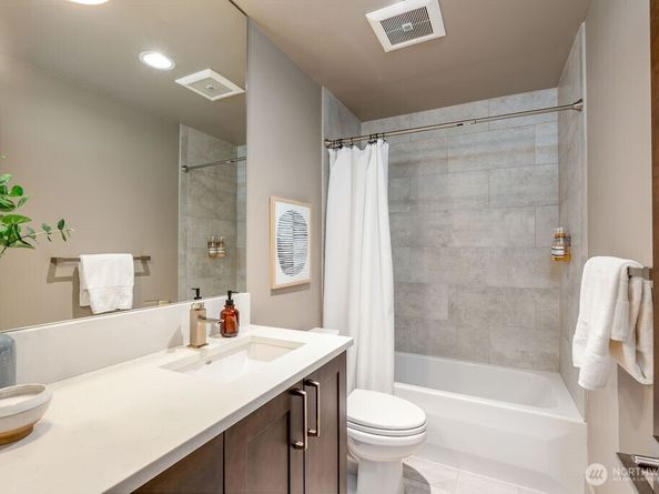 205 4th Court S 13, Kirkland WA 98033