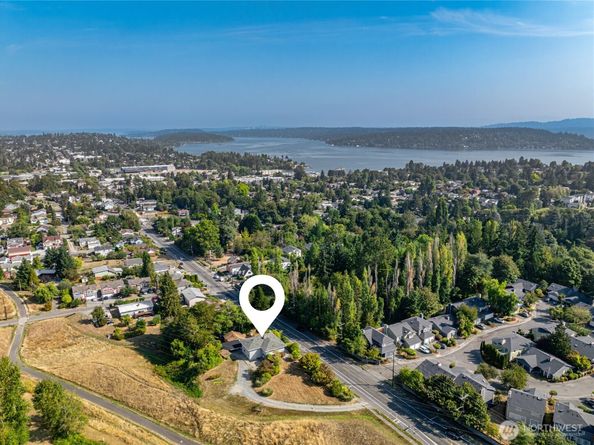 9733 51st Avenue S, Seattle WA 98118