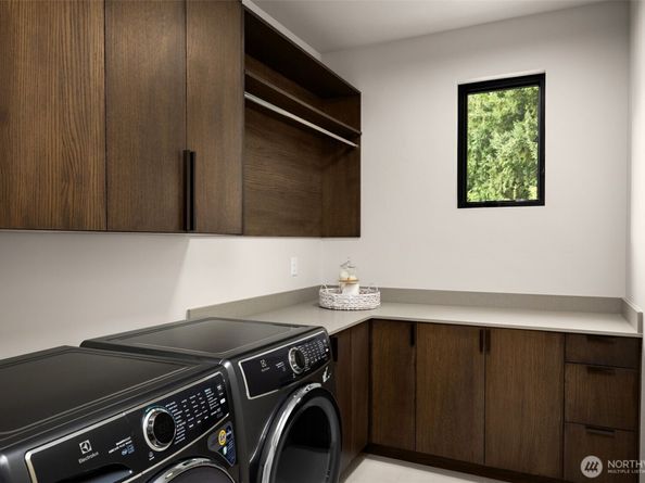 1215 96th Avenue SE, Bellevue WA 98004