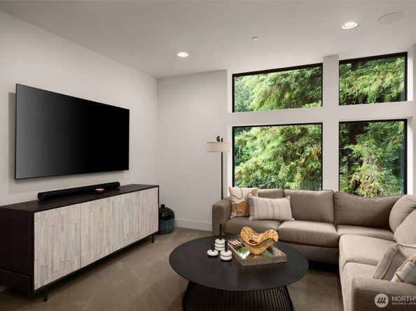 1215 96th Avenue SE, Bellevue WA 98004