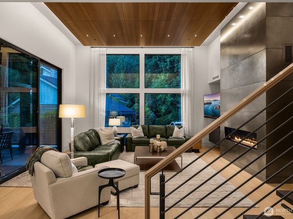 1215 96th Avenue SE, Bellevue WA 98004