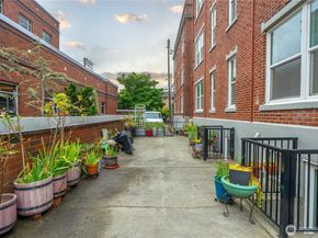 905 NE 43rd Street 107, Seattle WA 98105