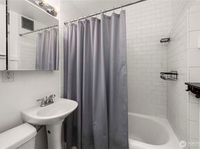 905 NE 43rd Street 107, Seattle WA 98105
