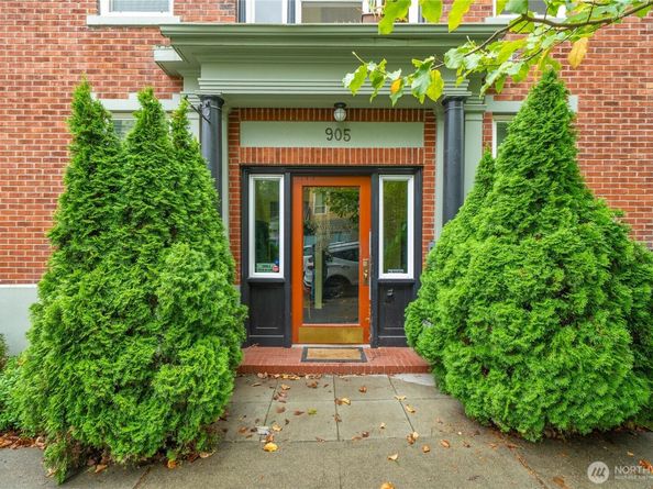 905 NE 43rd Street 107, Seattle WA 98105