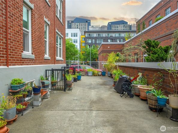 905 NE 43rd Street 107, Seattle WA 98105