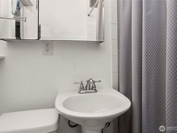 905 NE 43rd Street 107, Seattle WA 98105