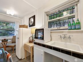 525 16th Avenue E 102, Seattle WA 98112