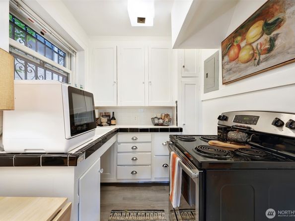525 16th Avenue E 102, Seattle WA 98112