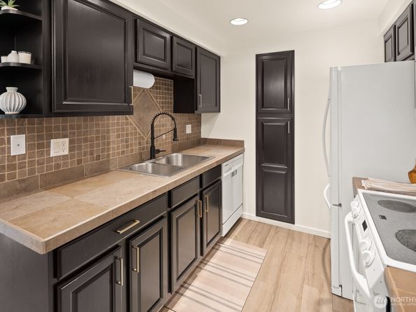 12504 NE 142nd Lane C101, Kirkland WA 98034