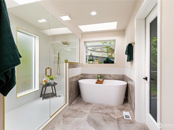 18510 NE 15th Place, Bellevue WA 98008