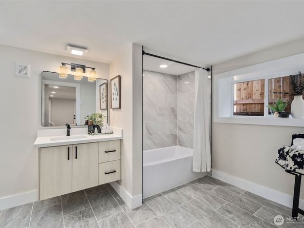 8226 Meridian Avenue N, Seattle WA 98103