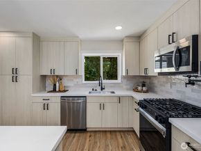8226 Meridian Avenue N, Seattle WA 98103
