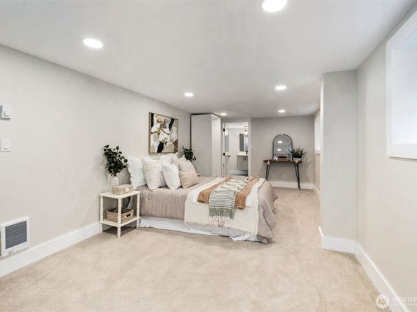 8226 Meridian Avenue N, Seattle WA 98103