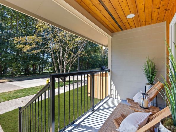 8226 Meridian Avenue N, Seattle WA 98103