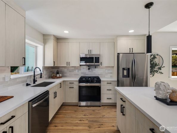 8226 Meridian Avenue N, Seattle WA 98103