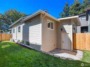 8226 Meridian Avenue N, Seattle WA 98103