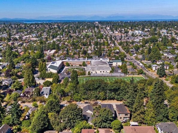 8226 Meridian Avenue N, Seattle WA 98103