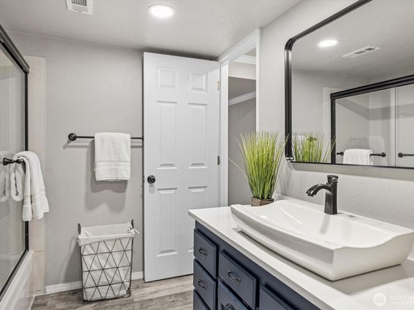 3518 109th Place NE 104, Bellevue WA 98004