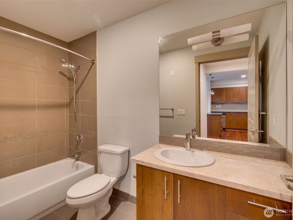 4547 8th Avenue NE 204, Seattle WA 98105