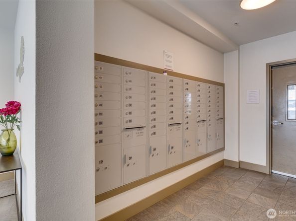 4547 8th Avenue NE 204, Seattle WA 98105