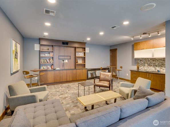 4547 8th Avenue NE 204, Seattle WA 98105