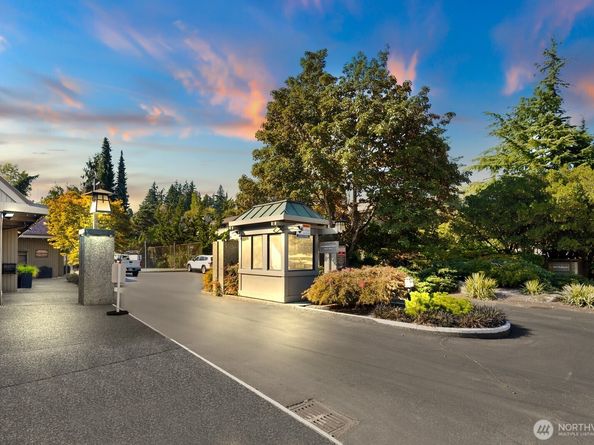 6652 Parkpoint Way NE D311, Seattle WA 98115