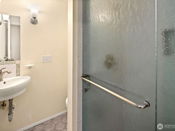 6652 Parkpoint Way NE D311, Seattle WA 98115