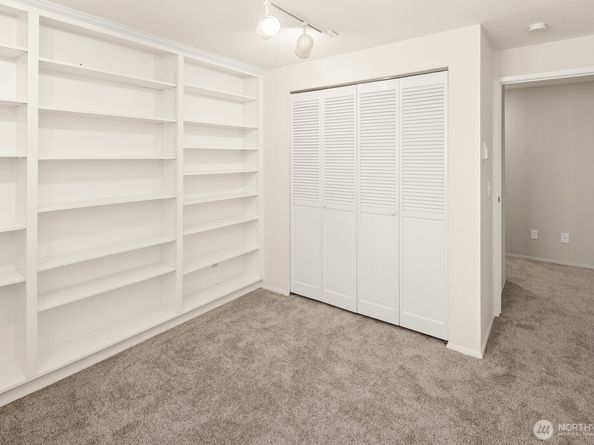 6652 Parkpoint Way NE D311, Seattle WA 98115