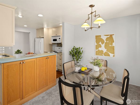 6652 Parkpoint Way NE D311, Seattle WA 98115