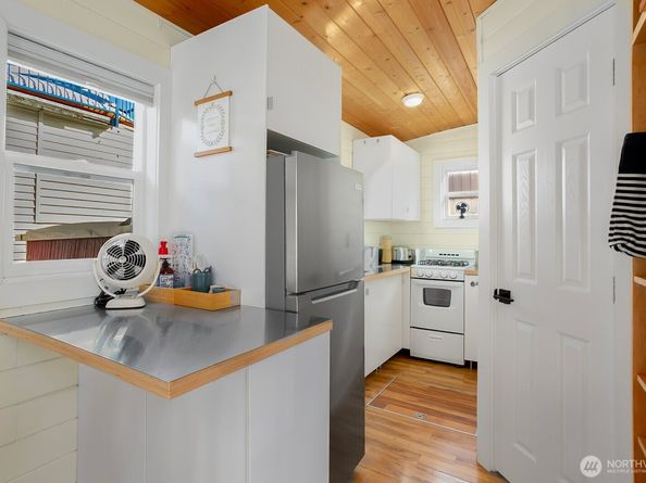 2143 N Northlake Way 15, Seattle WA 98103