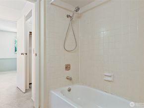 9922 NE 144th Lane 502, Kirkland WA 98034